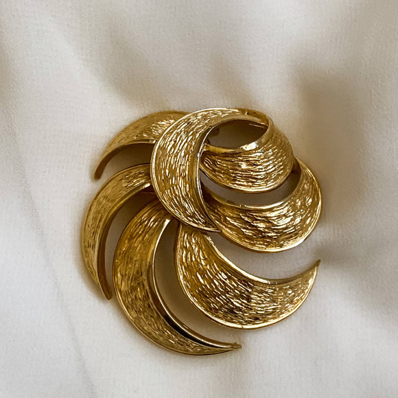 Vintage Jewelry - VTG Trifari Gold Textured Swirl Brooch